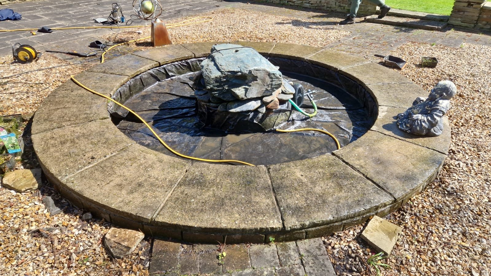 Circular pond feature
